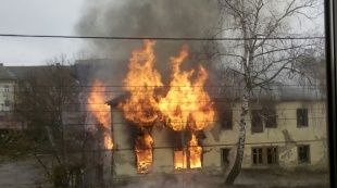 На ул. Автовокзальной горит расселенный дом