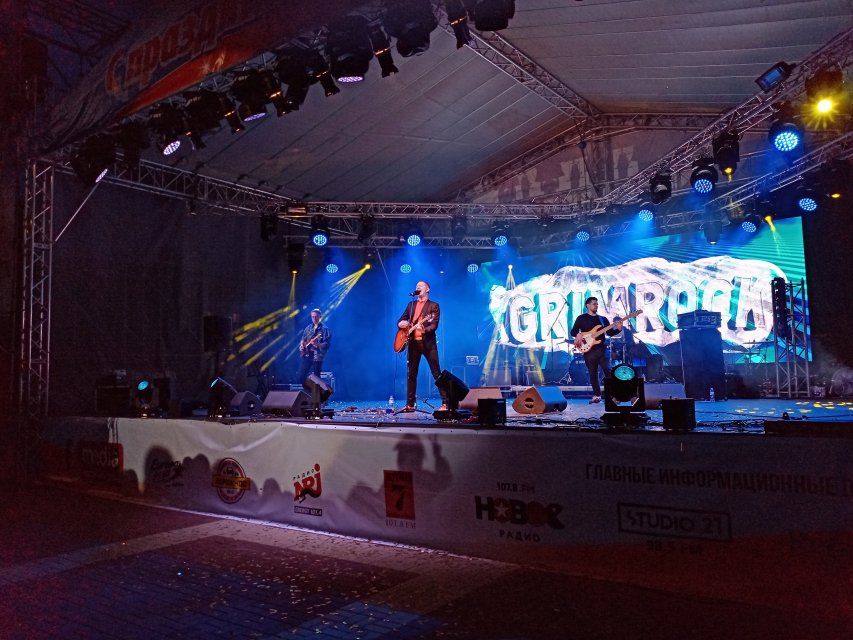 Фоторепортаж: «Братья Грим» собрали на главной площади Орла более тысячи зрителей