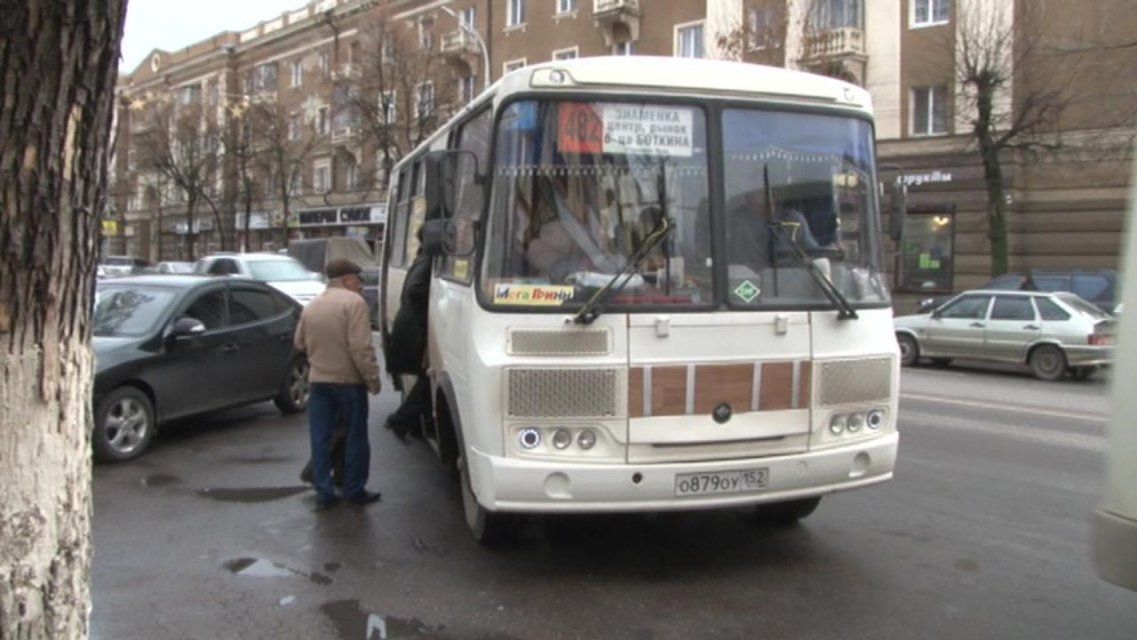 Куда можно пожаловаться на водителей маршруток, в Орле подскажут наклейки