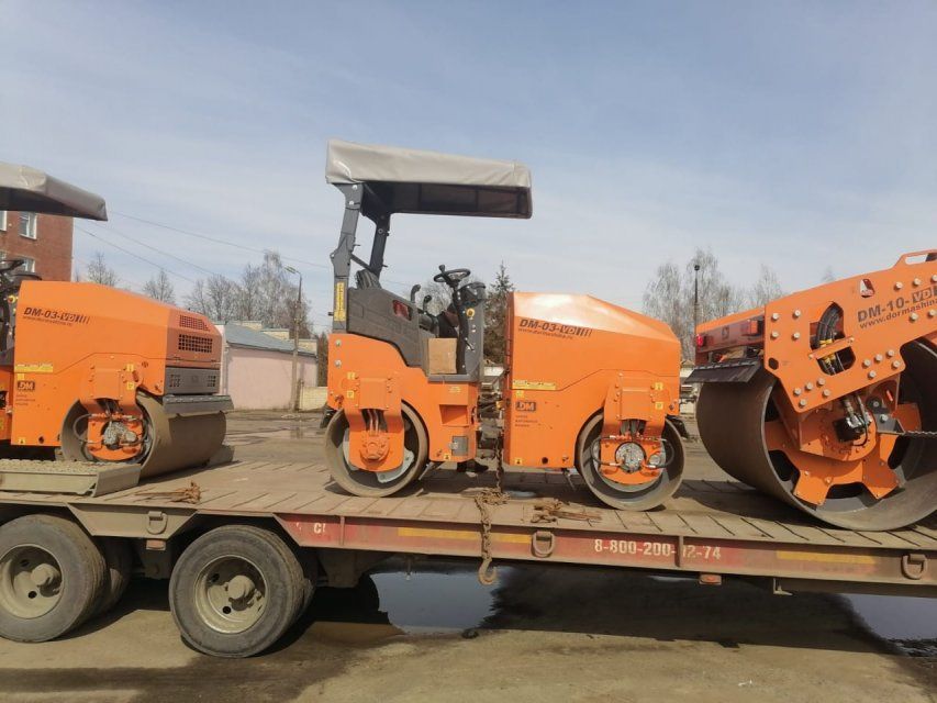 Автопарк МУП «Спецавтобаза» пополнился тремя новыми катками. На улицы города их выпустят через месяц