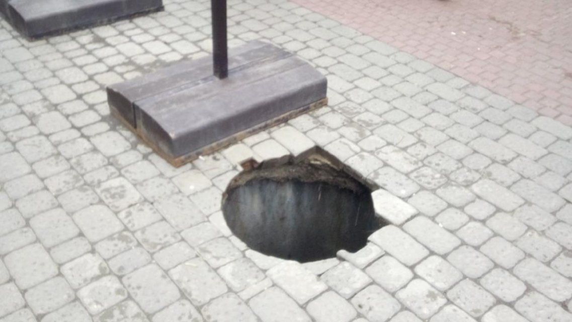 Фотофакт: на «самой красивой улице мира» в Орле зияет дыра 