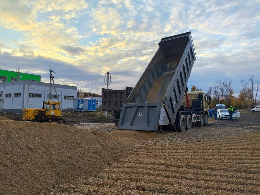 На территории орловского завода грузовик насмерть сбил мужчину
