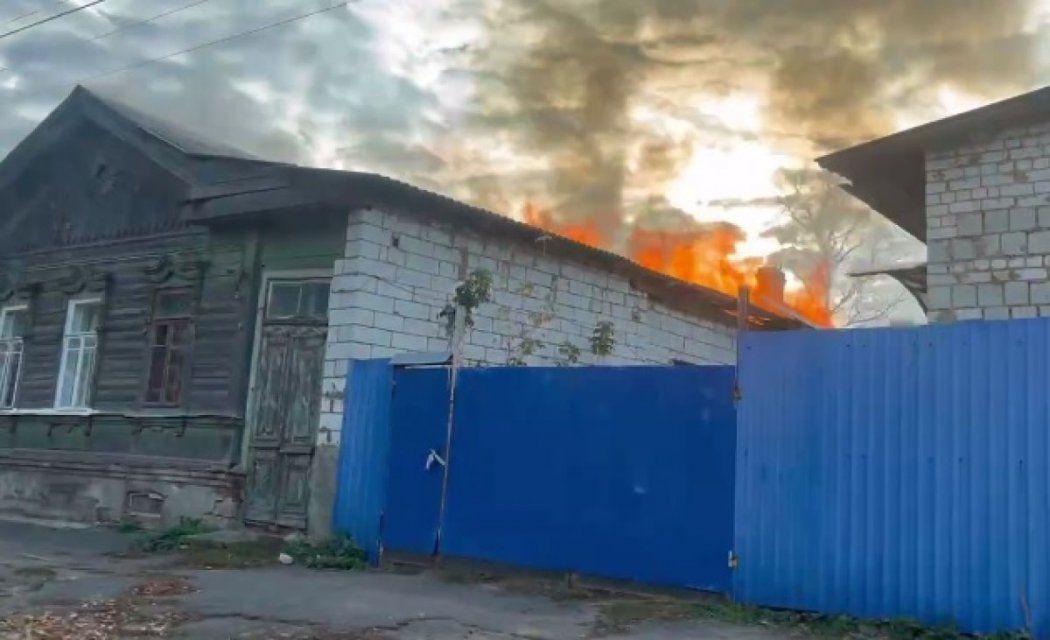 В центре Орла потушили горевший жилой дом 