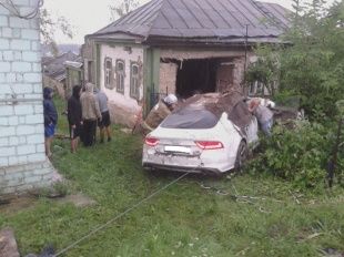 В Ливнах автомобиль «Ауди» на скорости влетел в жилой дом