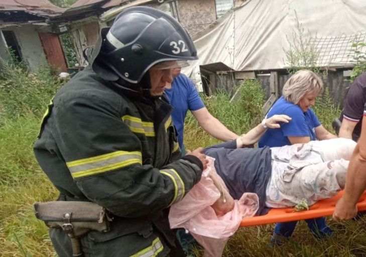 В орловской деревне пенсионерка провалилась в яму во время хозработ 