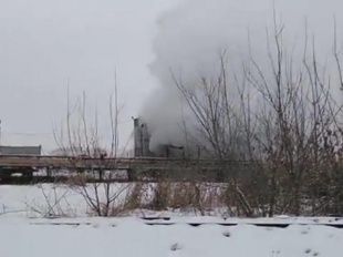 В Орле потушили полыхавший на ТЭЦ склад: видео с места событий 