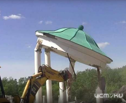 Орловчане возмущены, что ротонду снесли из-за небольших трещин, а вот в домах трещины размером по 5 см чиновники не замечают