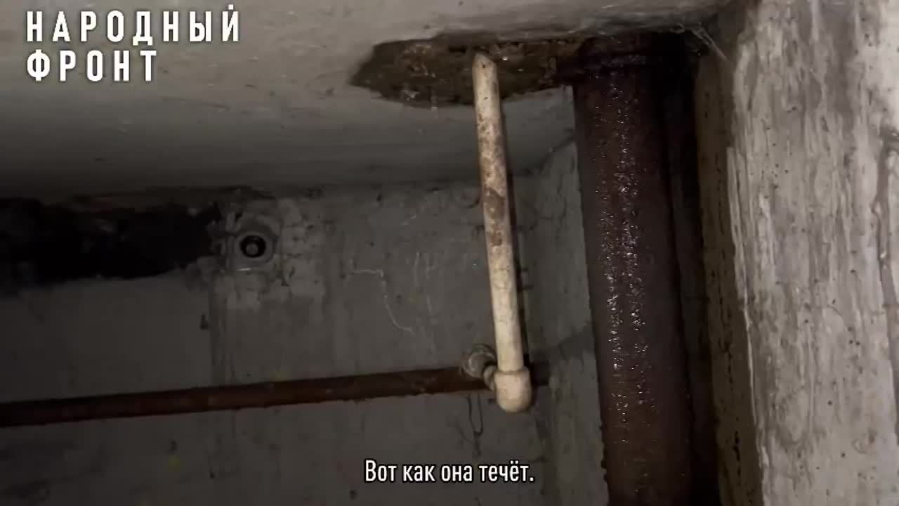 В подвале дома №11 по ул. Игнатова в Орле текут трубы, но ремонтировать их никто не спешит