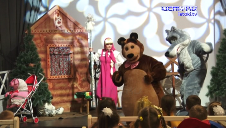 Со страниц книг в гости к юным орловчанам прибыли Снежная Королева, Маша и медведи. Артисты театра кукол добавили в самый волшебный праздник еще больше магии