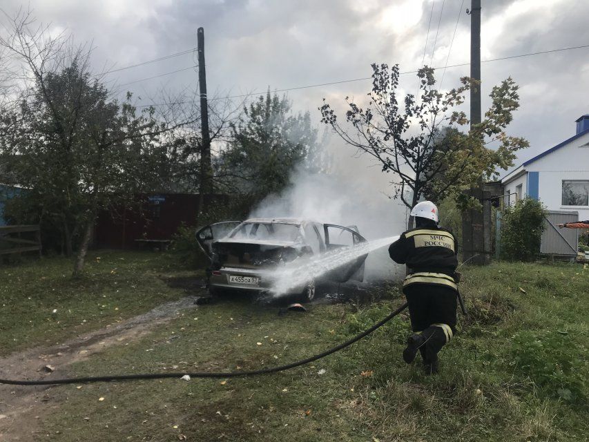Во Мценске у дома сгорела иномарка