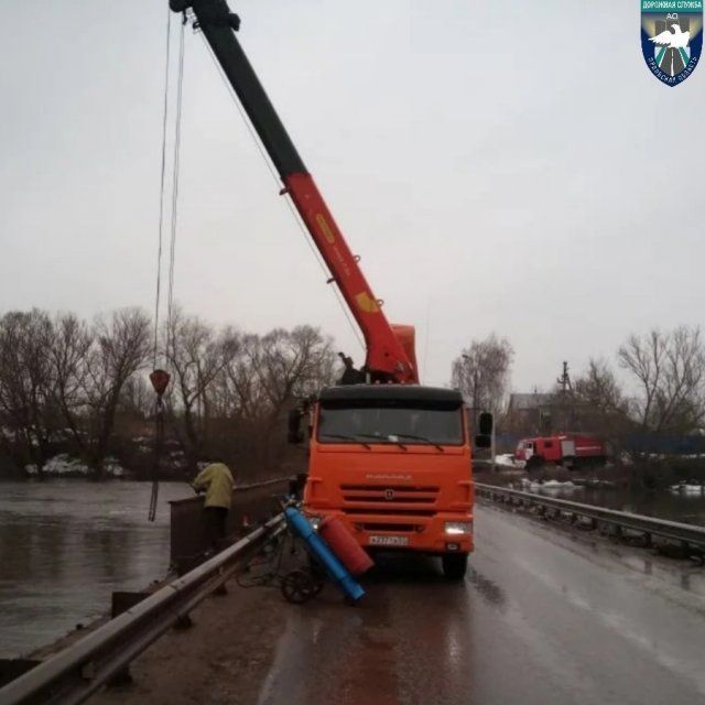 Мост в деревне Гать под угрозой: уровень воды достиг поверхности сооружения