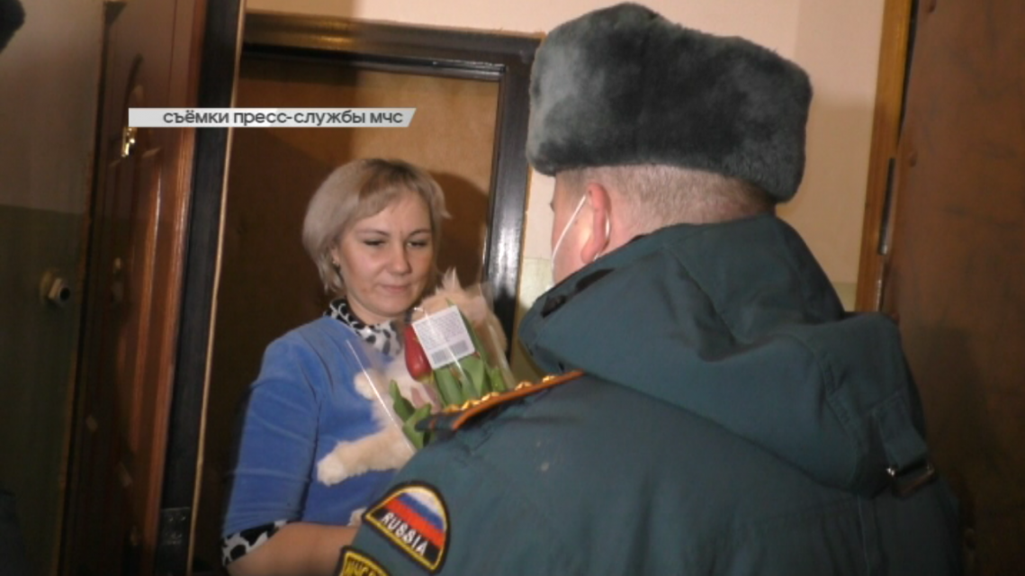 Спасатели вручили цветы женщинам, а орловчане жалуются на шумный ремонт Красного моста