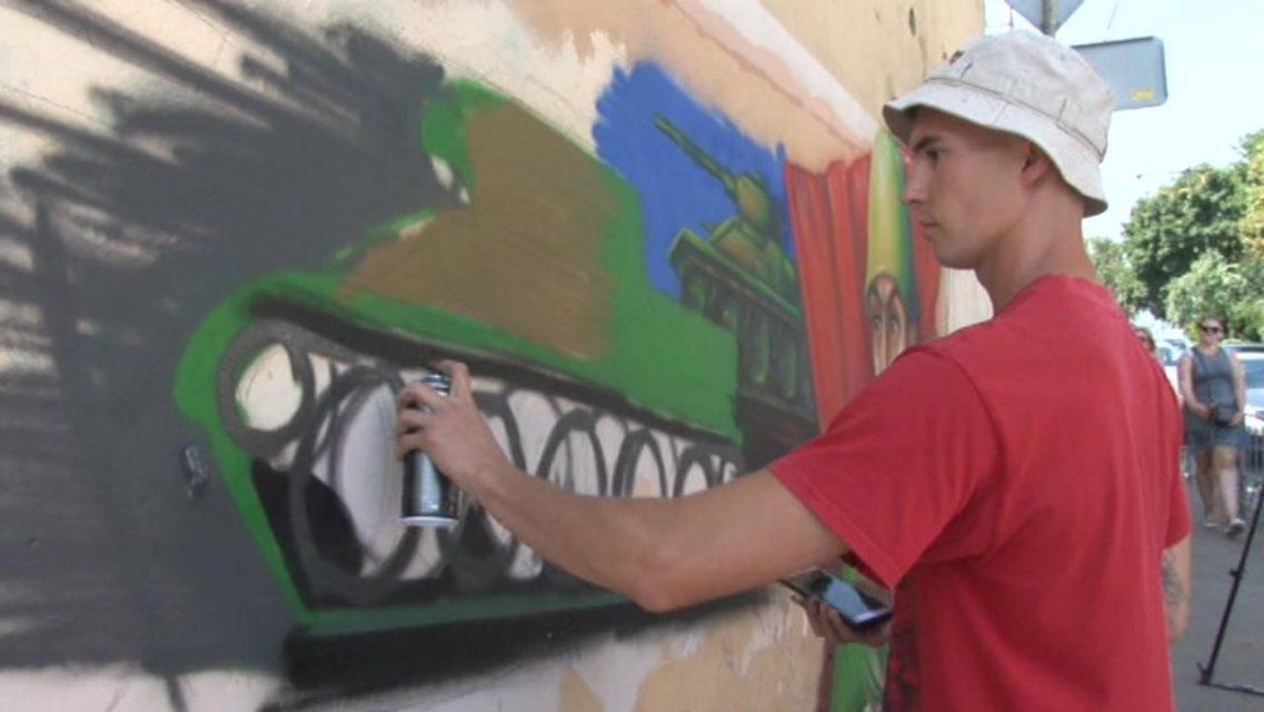 О создании граффити на фасадах орловских зданий — в прямом эфире Ретро FM