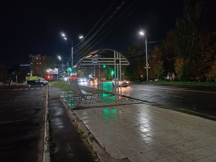 На Наугорском шоссе появился долгожданный остановочный павильон