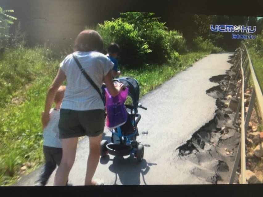 Обвалилась часть построенной при Юрие Парахине пешеходной тропинки. Она соединяла Болховский микрорайон и Жилинскую школу