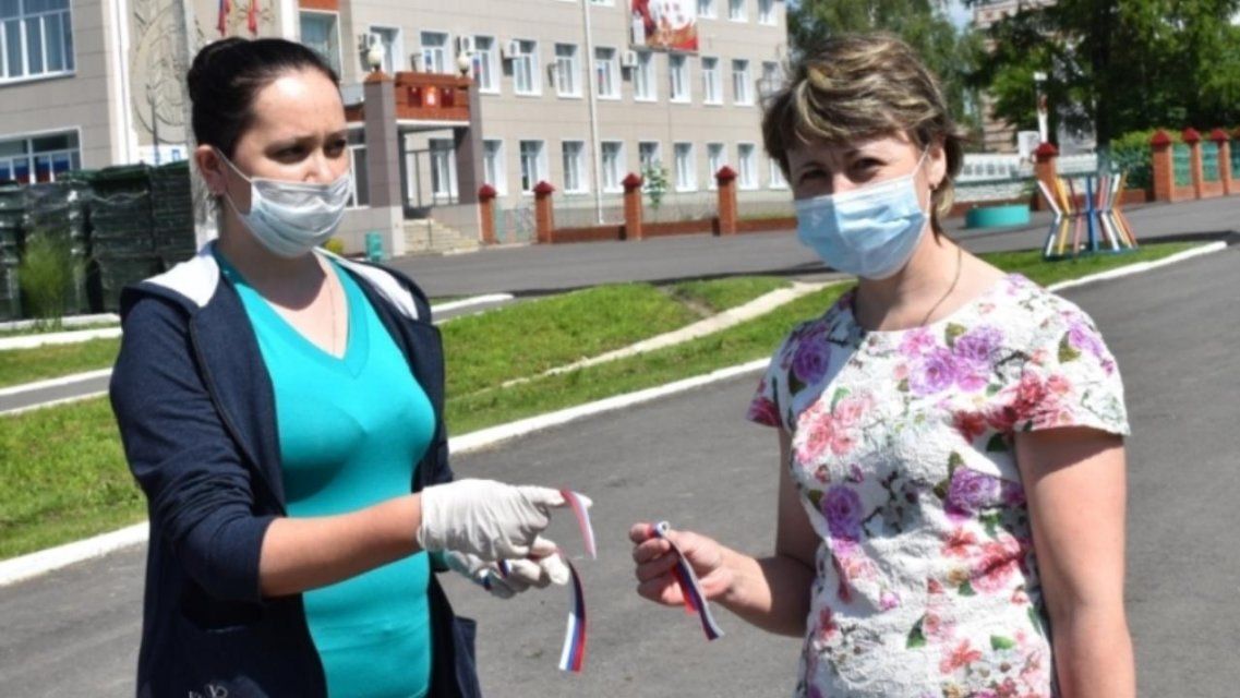 Триколор повсюду: в честь Дня России орловские волонтеры раздают ленточки