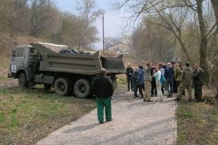 Активисты убрали левый берег Орлика