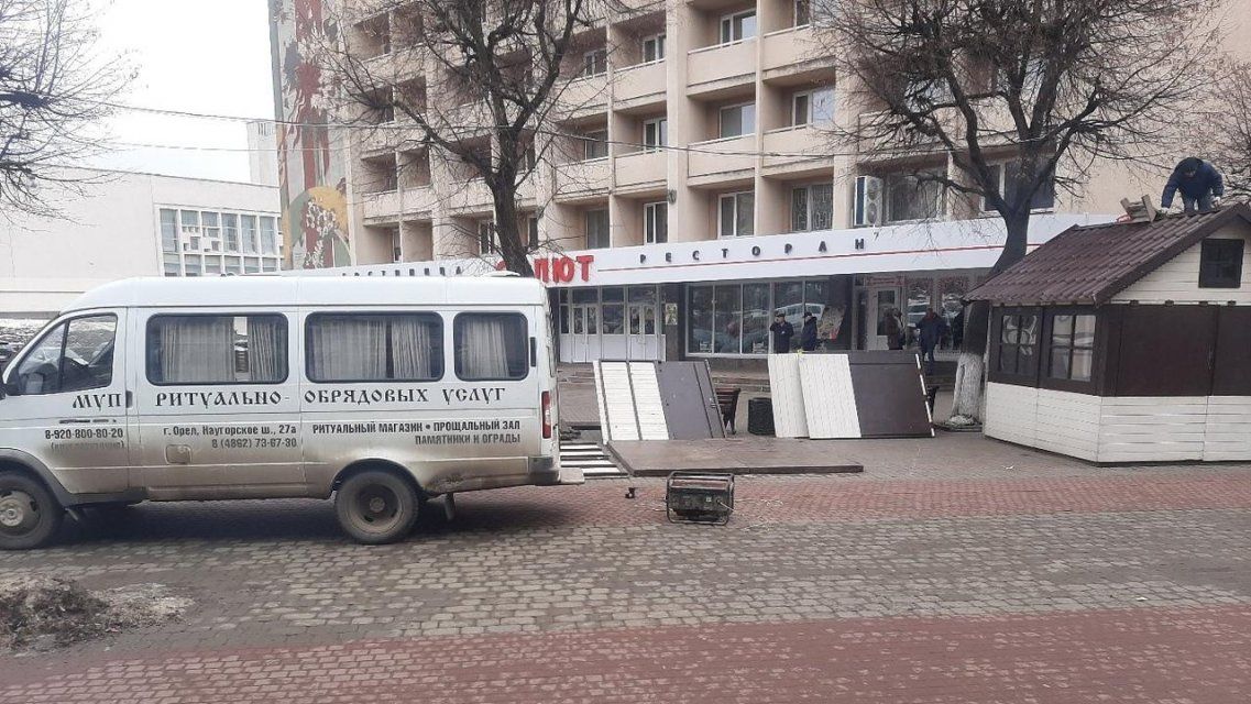 «Вот так уходит Новый Год»: в Орле увезли ярмарочные домики на катафалке
