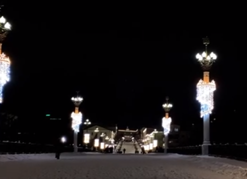 На Александровском мосту зажглись люстры