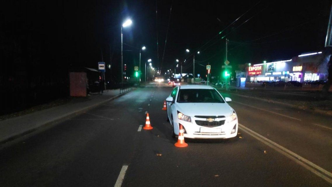 15-летняя орловчанка попала под машину, перебегая дорогу в неположенном месте 