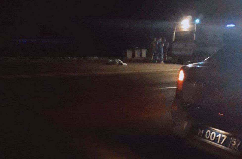 Ночью на Карачевском шоссе в Орле мужчина погиб под колесами ГАЗа