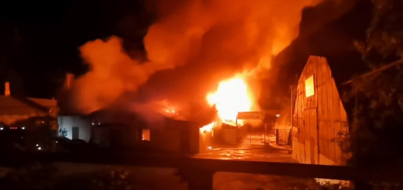В сети появился видеоролик с горящими складами на Автовокзальной