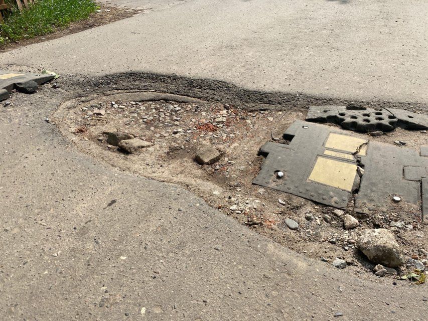 Во дворе одного из орловских домов разрушается асфальт