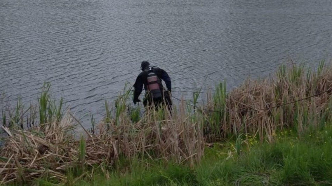 Водолазы более 30 раз погружались на дно пруда в поисках утонувшего ливенца 