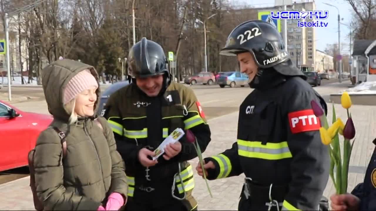 Вместо огнетушителей - радующие глаз, желтые и красные тюльпаны.