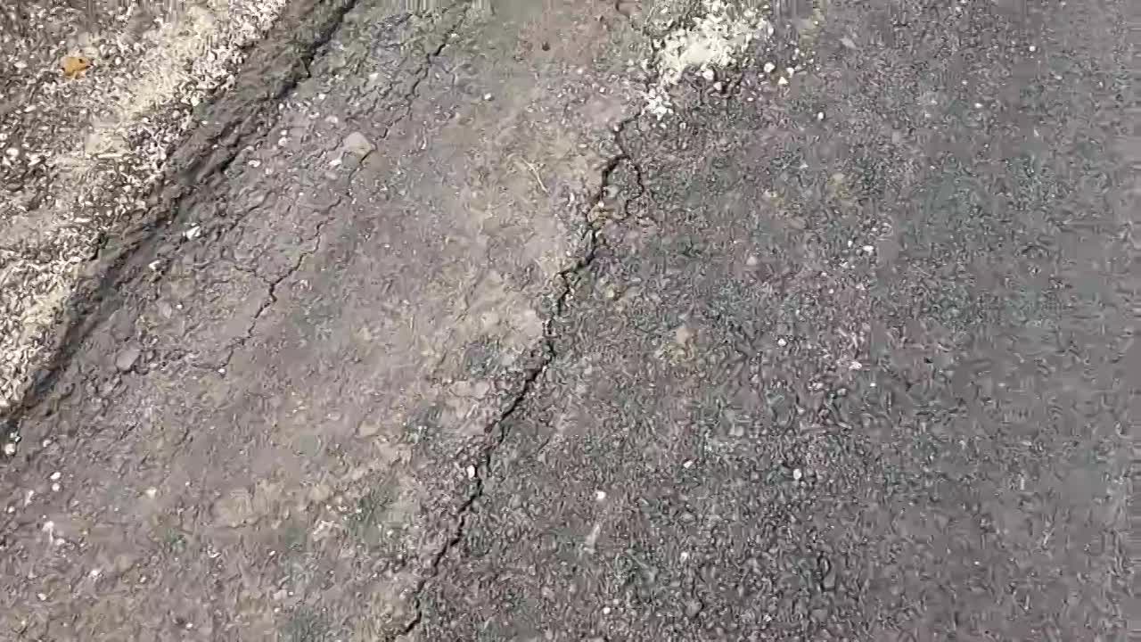 В Орловском МО в мкр Солнечный стартовало строительство дороги. В некоторых местах она уже разваливается