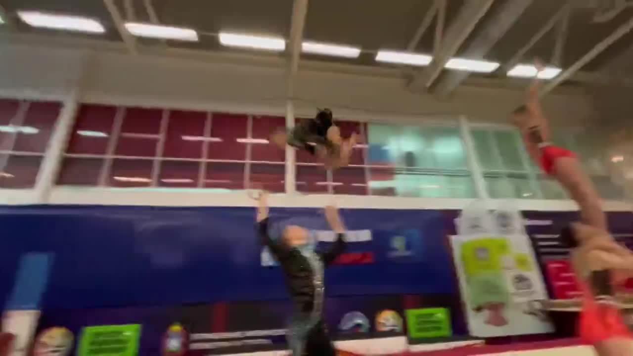 Орловские акробаты поздравляют орловчан с Новым городом красивым видеороликом