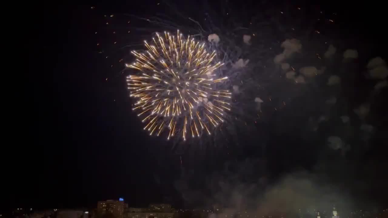 В честь 77-й годовщины Великой Победы в Орле выпустили 2000 залпов салюта