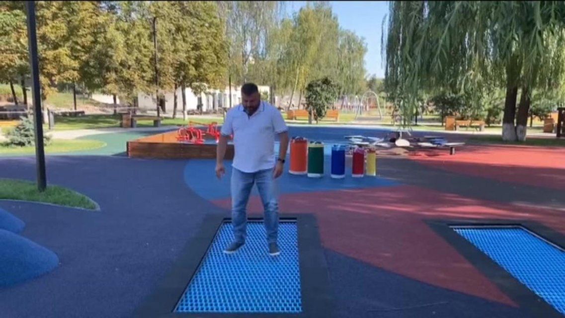 Советник орловского губернатора опробовал батуты в детском парке