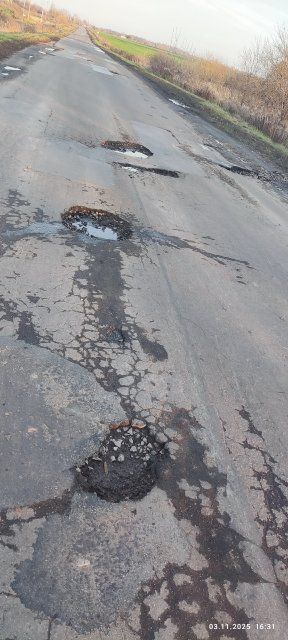 Ямы и отсутствие освещения: жители орловской деревни пожаловались на плохую дорогу