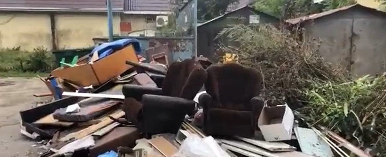 Орловчане нашли два кресла, на которые готовы усадить тех, кто позволяет городу утопать в мусоре