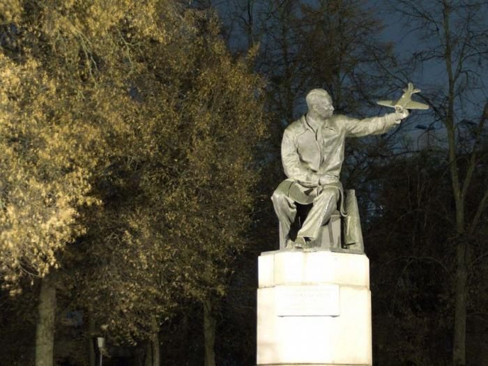 "До чего довели площадь Поликарпова в Орле!"
