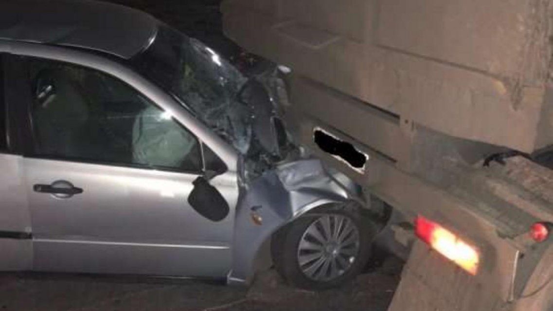 На Орловщине водитель «Лады» попал в больницу, врезавшись в стоявший КамАЗ с прицепом