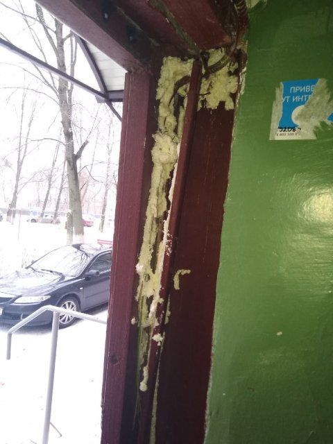 Глазами очевидцев: орловчанка рассказала о "качественном" ремонте двери