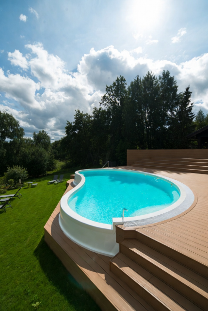 Композитный бассейн для частного дома: когда он оправдывает ожидания, а когда лучше рассмотреть альтернативы