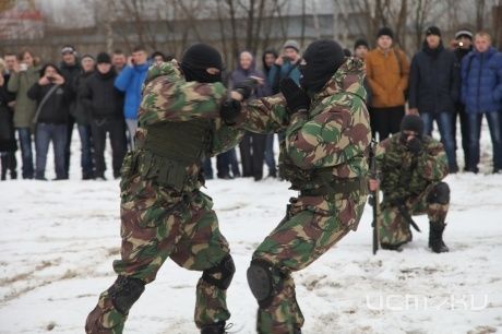 Сотрудники орловского ОМОНа провели показательные выступления для студентов