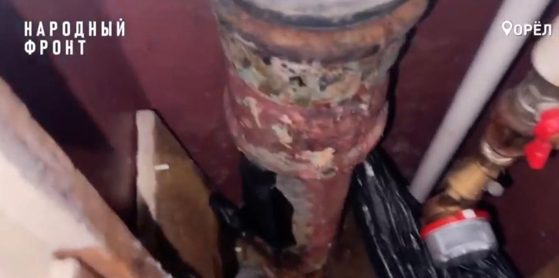 Трещина в канализационном стояке превратила в кошмар жизнь жильцов орловской пятиэтажки