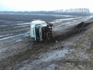 Во Мценском районе перевернулась фура 