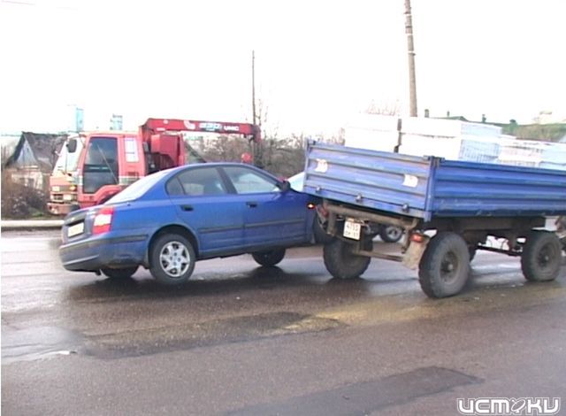 Дорогу не поделили трактор и машина
