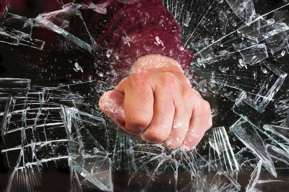 Амчанин разбил окно в магазине, чтобы своровать алкоголь