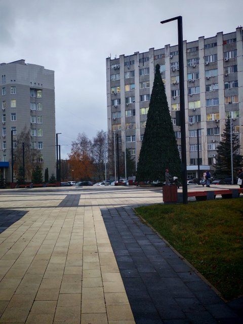 Площадь Содружества в Орле тоже украсили в Новому году