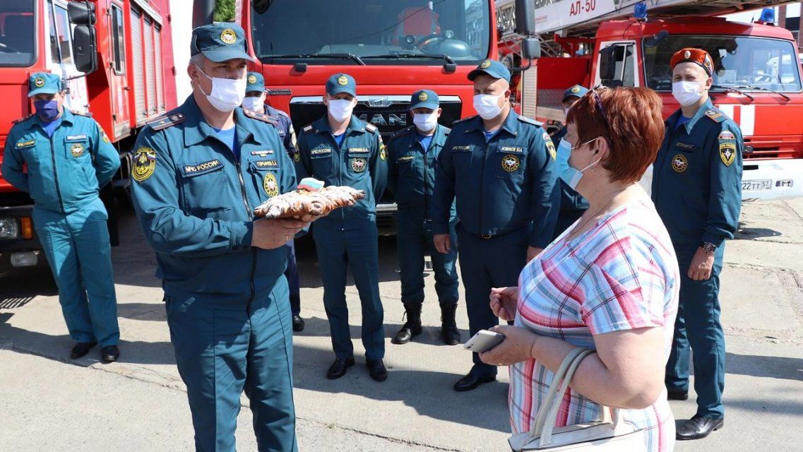 Пироги в знак благодарности: в Орле прошла акция «Спасибо пожарным» 