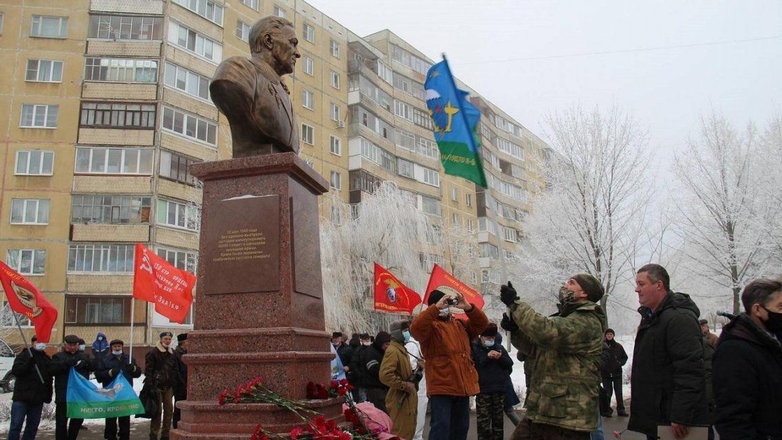 Десантники открыли в Орле бюст создателя «войск дяди Васи»