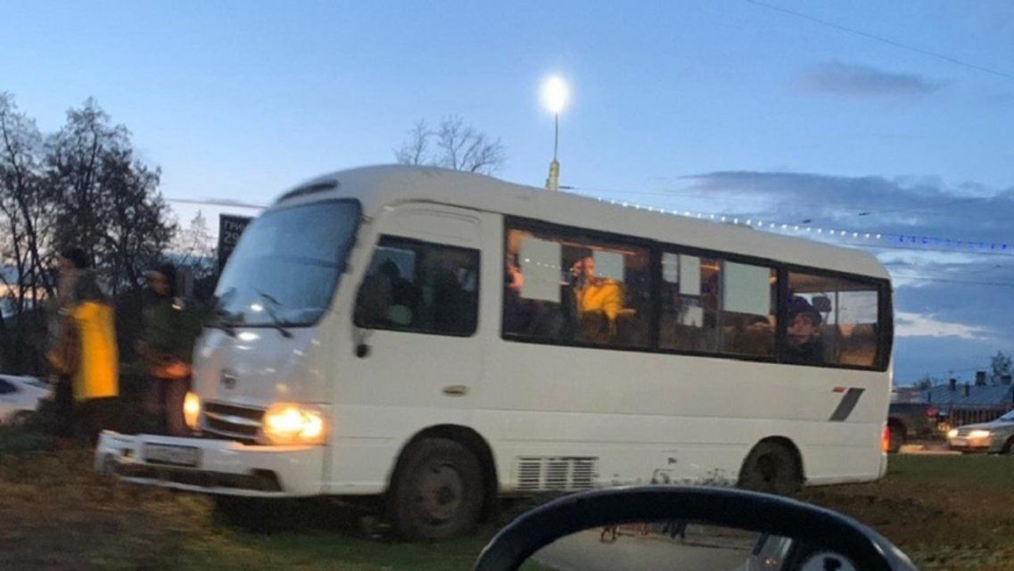 Видео: в Орле маршрутка «припарковалась» на клумбе