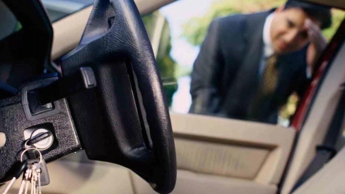 Только при помощи Росгвардии орловчанин выгнал из своей машины незнакомца 