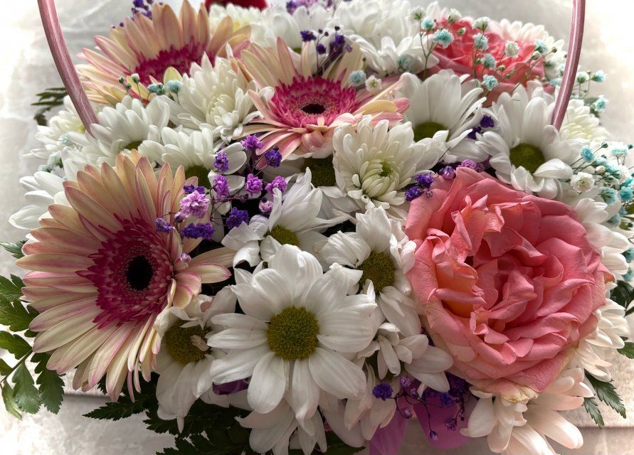 Медиахолдинг ИСТОКИ и LOVE радио Орел поздравляют своих зрительниц, слушательниц и подписчиц